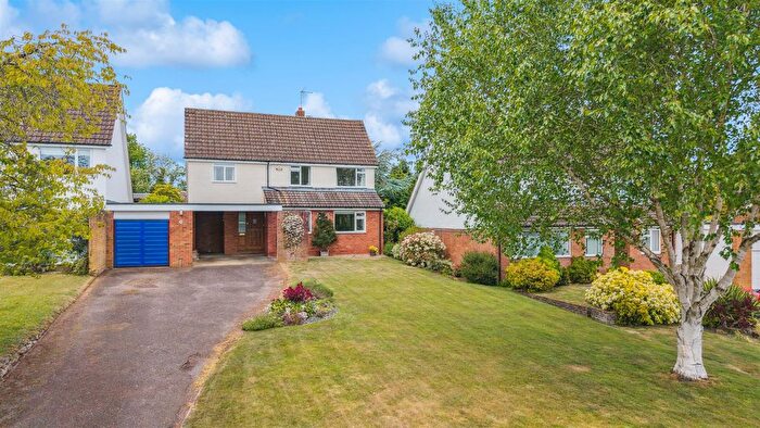 4 Bedroom Detached House For Sale In Holts Green, Great Brickhill, Buckinghamshire, MK17