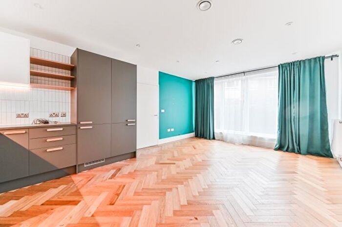 3 Bedroom Semi-Detached House For Sale In Marston Way, London, SE19