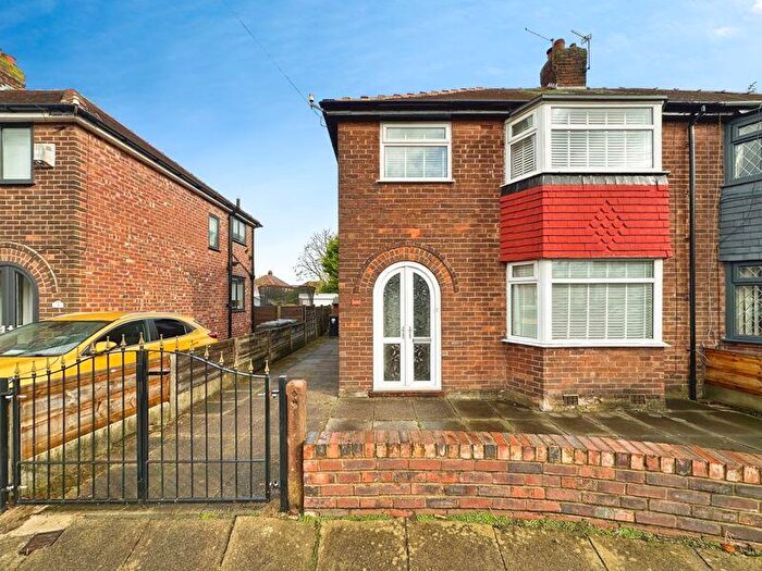 3 Bedroom Semi Detached House For Sale In Kenmore Close, Whitefield, M45