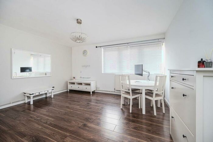 3 Bedroom Maisonette To Rent In Livermere Road, Dalston, London, E8