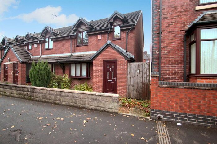 3 Bedroom Town House To Rent In Chell Street, Birches Head, Stoke-On-Trent ST1