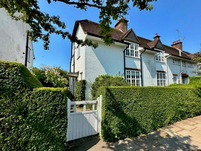 2 Bedroom Cottage To Rent In Willifield Way, Hampstead Garden Suburb, NW11