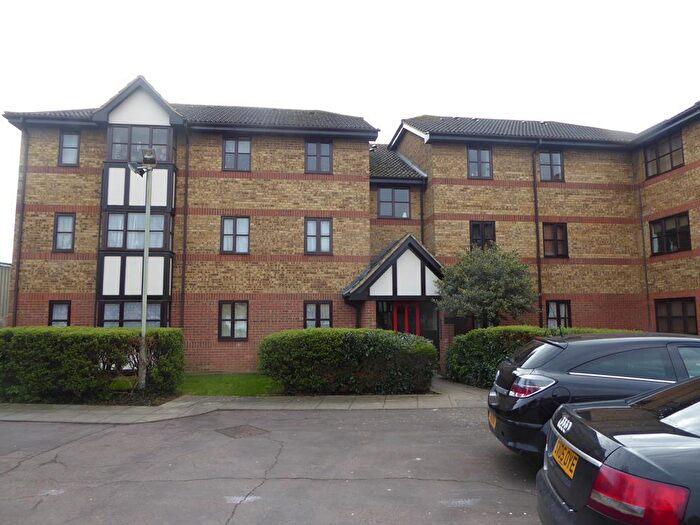 2 Bedroom Apartment To Rent In Redwood Grove, Bedford, MK42