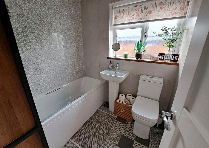 2 Bedroom Detached Bungalow For Sale In Cleveland Garth, Lupset Park, Wakefield, WF2