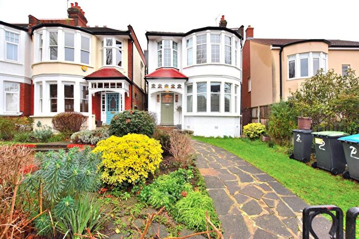 1 Bedroom Flat For Sale In Fox Lane, Palmers Green, London., N13