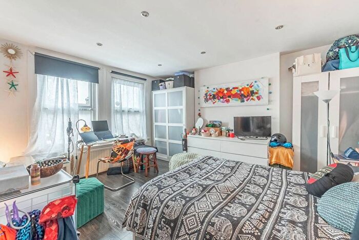 2 Bedroom Flat To Rent In Limes Grove, Lewisham, London, SE13