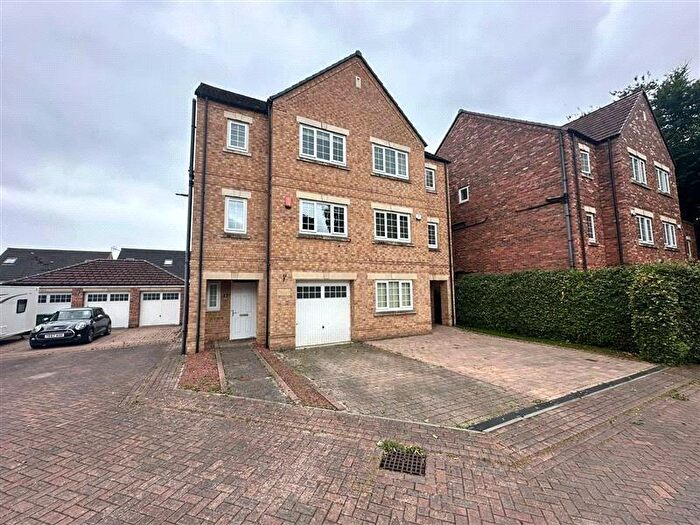 3 Bedroom Town House To Rent In Lime Drive, Leeds, LS14
