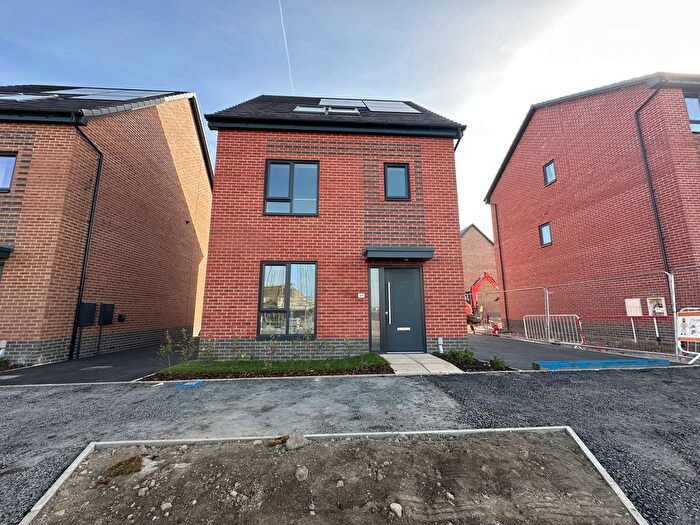 4 Bedroom Property To Rent In Hollowsbrook Road, New Rossington, Doncaster, DN11