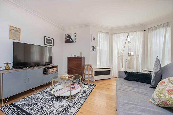 2 Bedroom Flat To Rent In Chesterton Road, London, W10