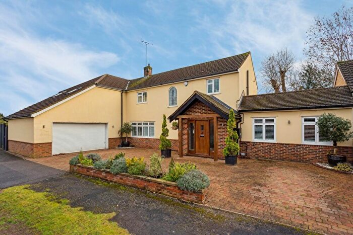 4 Bedroom Detached House For Sale In Garners Road, Chalfont St Peter, SL9