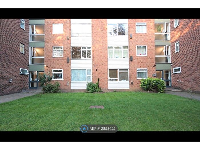 3 Bedroom Flat To Rent In Embassy Court, London, N11
