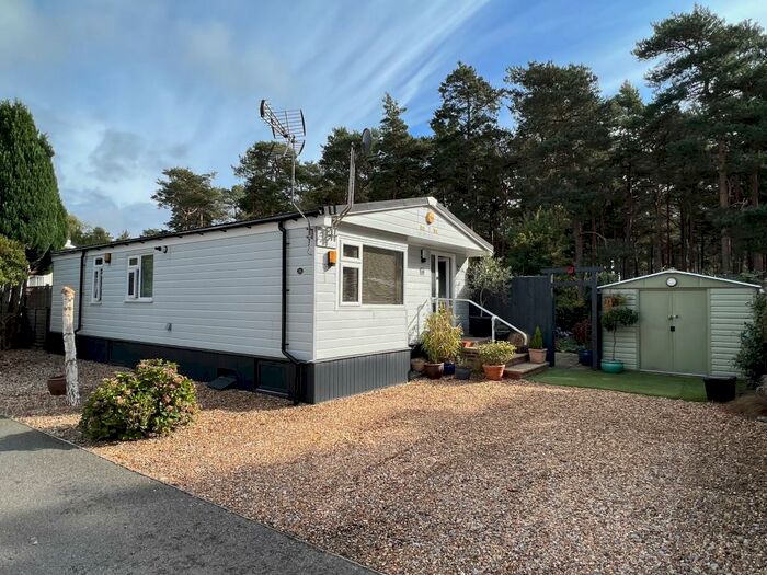3 Bedroom Mobile Home For Sale In Pinelands Mobile Home Park, Padworth, RG7