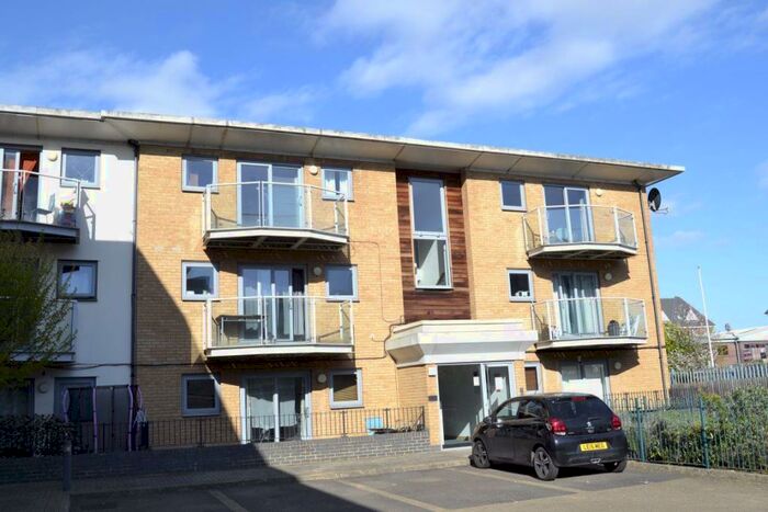 2 Bedroom Flat To Rent In Hythe, CO2