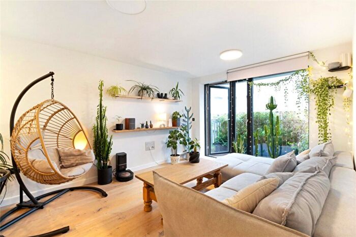 2 Bedroom Flat To Rent In Latchmere Street, London, SW11