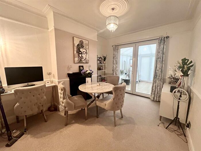 3 Bedroom End Of Terrace House For Sale In Leighton Avenue, Leigh-On-Sea, SS9