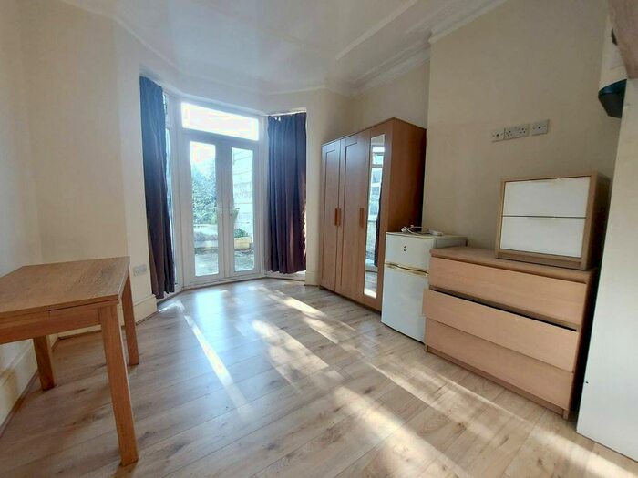 1 Bedroom Property To Rent In Hedge Lane, London, N13