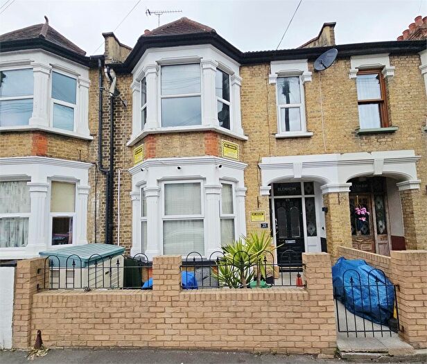 2 Bedroom Apartment For Sale In Ronald Park Avenue, Westcliff-on-Sea, Westcliff-on-Sea, SS0