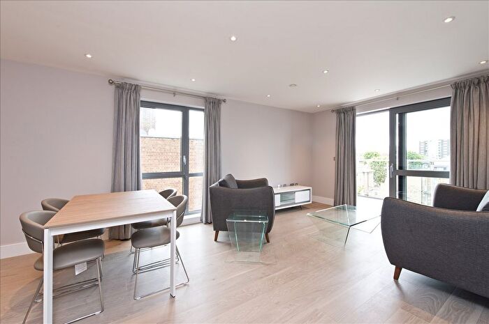 2 Bedroom Flat To Rent In Coningham Road, London, W12