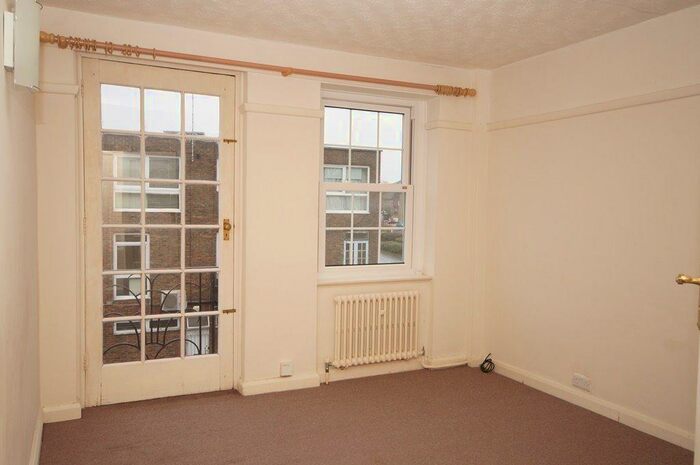 2 Bedroom Apartment To Rent In Bishopric, Horsham, RH12
