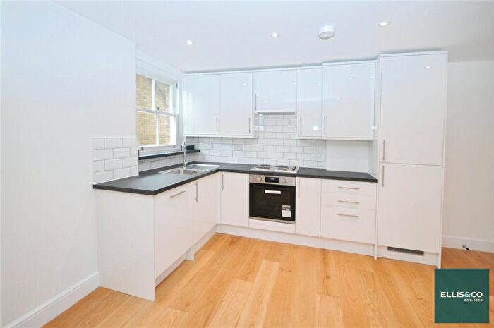 2 Bedroom Apartment To Rent In Friern Park, North Finchley, N12