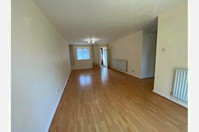 3 Bedroom Semi-Detached House To Rent In Holly Drive, Acocks Green, Bimringham, B27