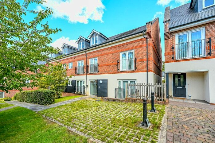 2 Bedroom Flat To Rent In Weatherill Close, Guildford, Guildford, GU1