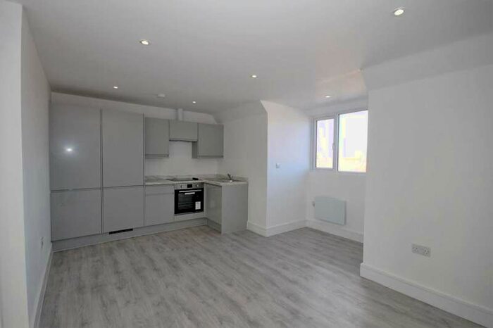 1 Bedroom Flat To Rent In The Market, Carshalton, SM5