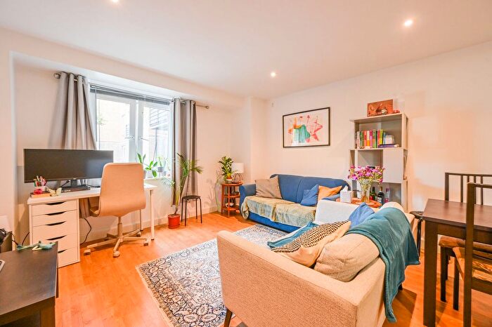1 Bedroom Flat For Sale In Hereford Road, Bow, London, E3