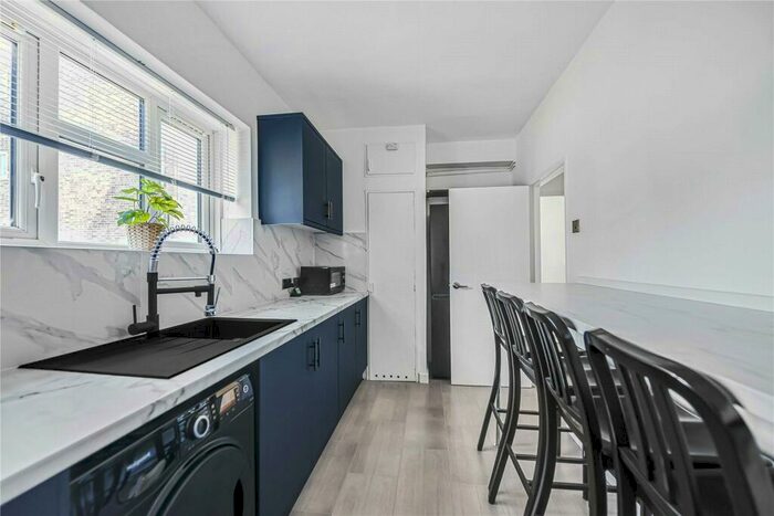 3 Bedroom Flat To Rent In Lochinvar Street, London, SW12