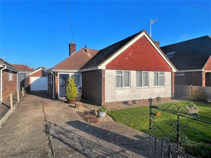 Houses for sale & to rent in SO45 5GY, Fairview Drive, Hythe West And