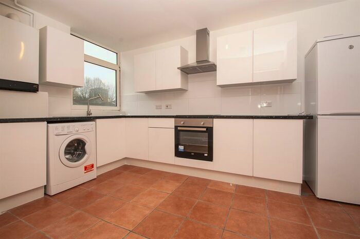 3 Bedroom Flat To Rent In Kirton Gardens, Shoreditch, E2