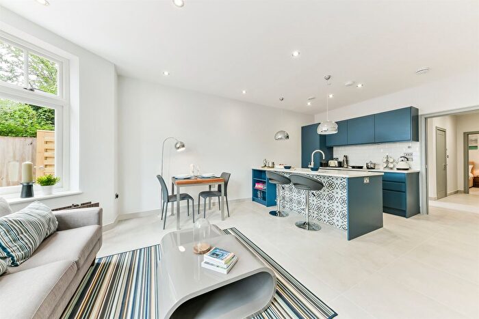 2 Bedroom Flat To Rent In Woodborough Road, London, SW15