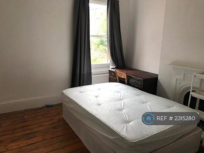 4 Bedroom Semi-Detached House To Rent In Vaughan Rd, Brixton, Camberwell, Denmark Hill, SE5