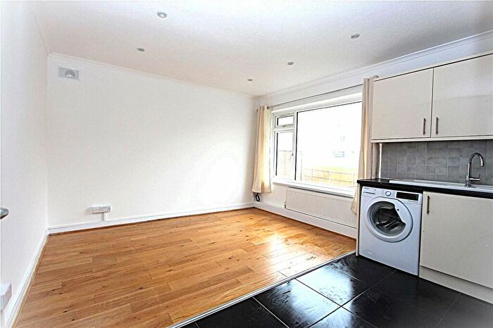 3 Bedroom Maisonette To Rent In Parkdale, Bounds Green Road, London, N11