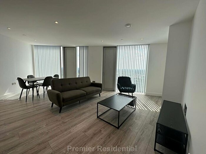2 Bedroom Apartment To Rent In Thr, Manchester, EE60