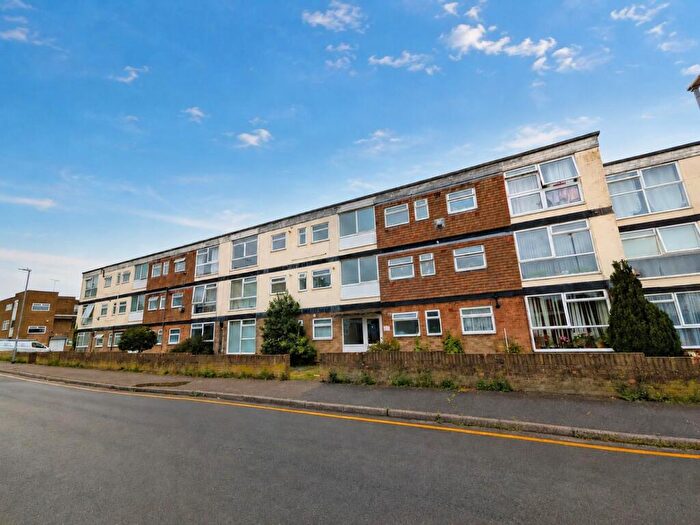 3 Bedroom Flat For Sale In Castle Court, Castle Lane, Hadleigh, Essex, SS7
