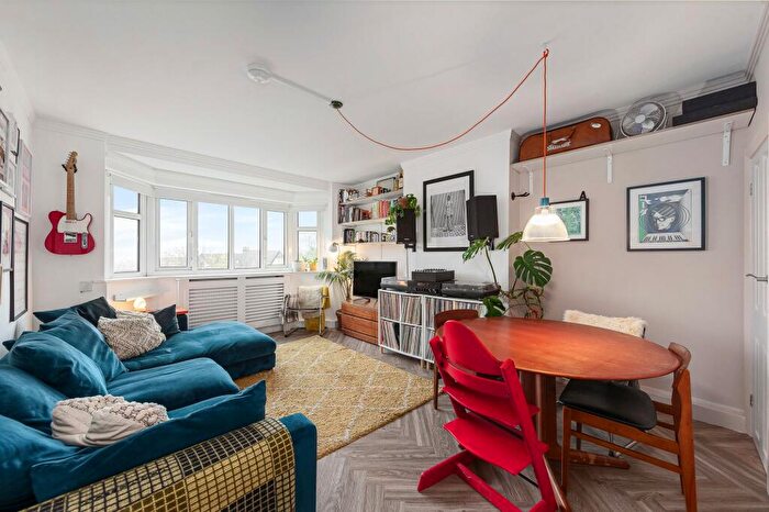 2 Bedroom Flat For Sale In Honor Oak Park, Oakhill Court Honor Oak Park, SE23