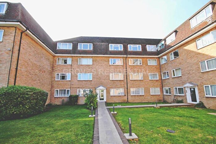 2 Bedroom Flat To Rent In Charter Court, New Malden, KT3