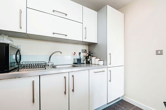 1 Bedroom Flat To Rent In Queen Mary Avenue, South Woodford, E18