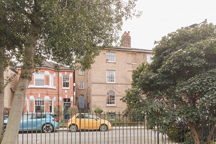 2 Bedroom Flat For Sale In Holly Grove, Peckham Rye, SE15