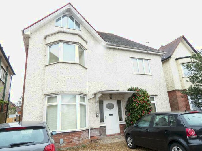 3 Bedroom Flat To Rent In Bedroom Ground Floor Flat In Winton, BH9