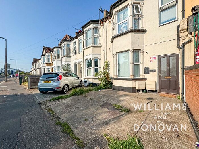 2 Bedroom Flat For Sale In Sutton Road, Southend-On-Sea, SS2