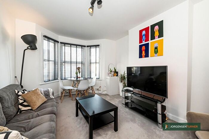 3 Bedroom Flat To Rent In Tunis Road, Shepherds Bush, W12