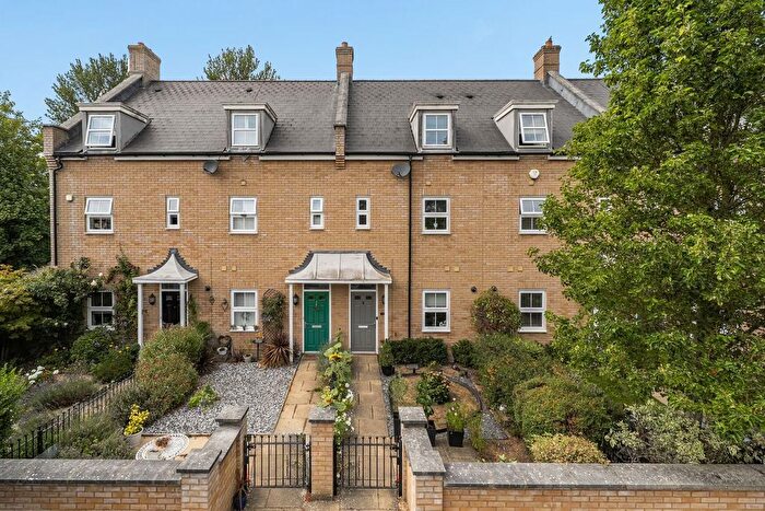3 Bedroom Town House For Sale In Heronslee, Shefford, SG17