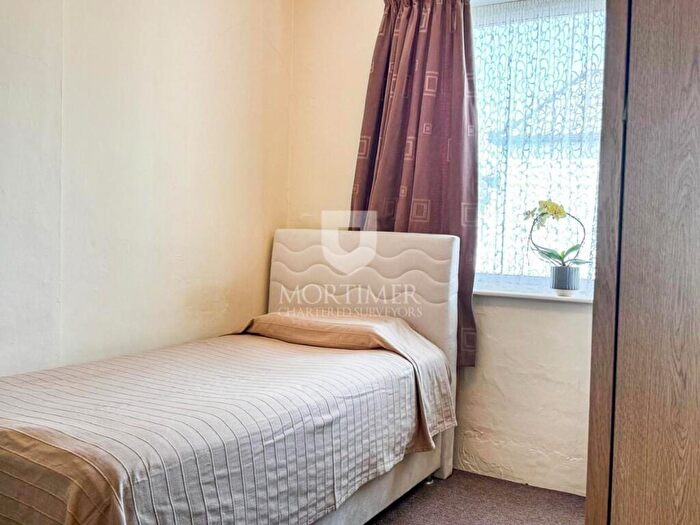 2 Bedroom Apartment To Rent In Green Lanes, London, N21