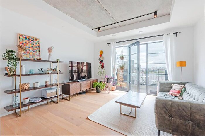 2 Bedroom Flat To Rent In Orchard Place, Canary Wharf, E14