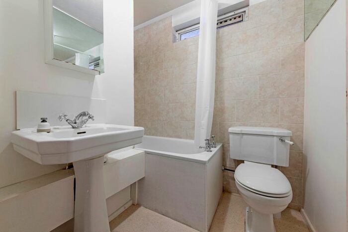 1 Bedroom Flat To Rent In Fairfield Court, Fairfield Street, SW18
