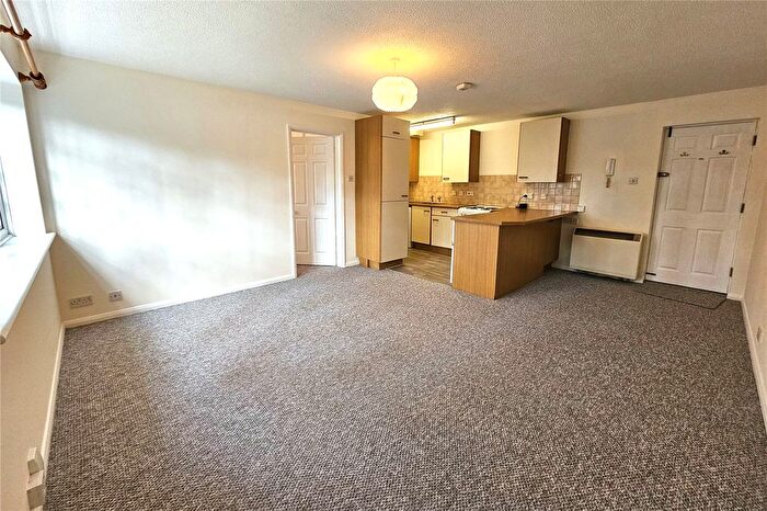 1 Bedroom Flat For Sale In Fairway Heights, Camberley, Surrey, GU15
