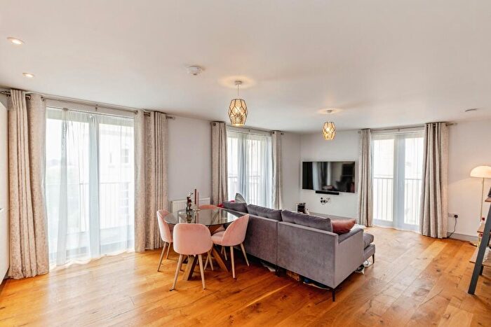 2 Bedroom Flat For Sale In French Yard, Bristol, Somerset, BS1