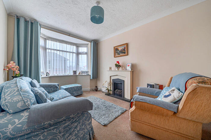 2 Bedroom Flat For Sale In Kinson Road, Bournemouth, BH10